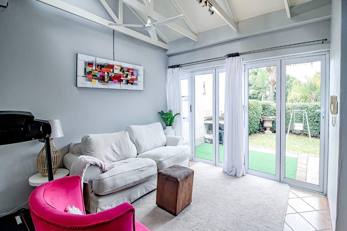 Cosy 2 bedroom unit in pet-free complex - Photo 2