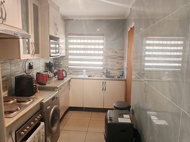 2 Bedroom House for sale - Photo 4