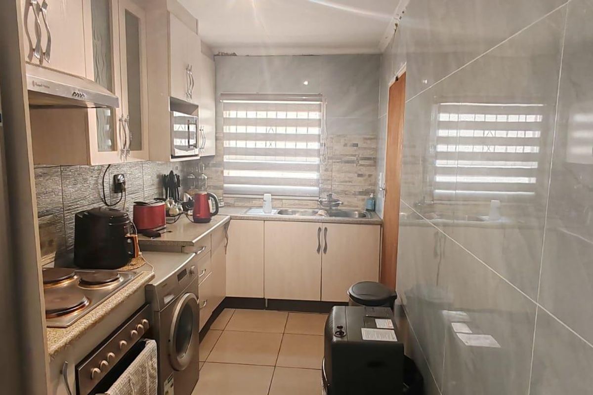 2 Bedroom House for sale - Photo 4