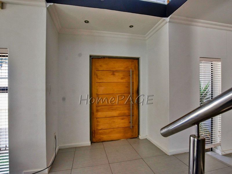 Fairway Estates, Walvis Bay:  5 Bedr Double Storey Contemporary Home is for Sale - Photo 3