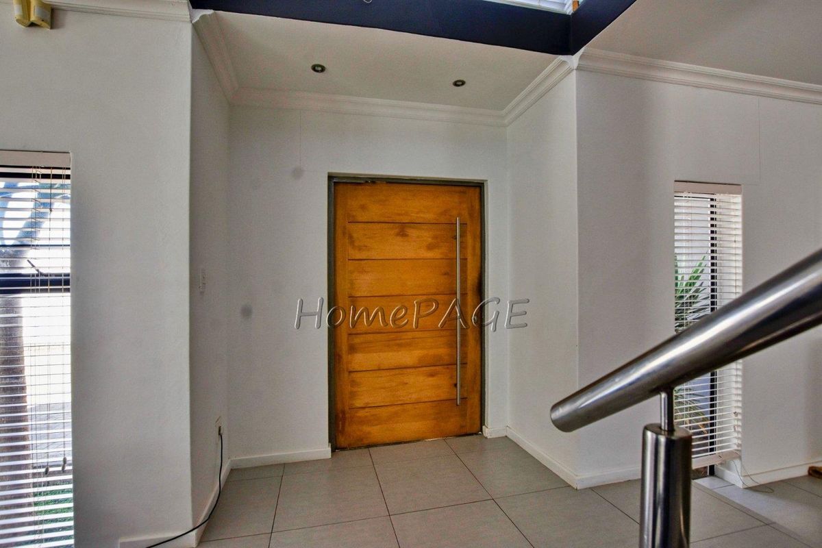 Fairway Estates, Walvis Bay:  5 Bedr Double Storey Contemporary Home is for Sale - Photo 3