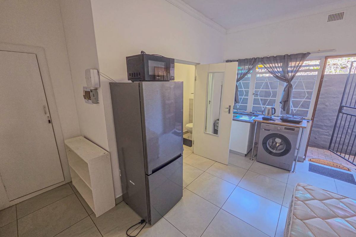 Fully Furnished Bachelor Unit for Rent – Two Blocks from UP Main Campus - Photo 4