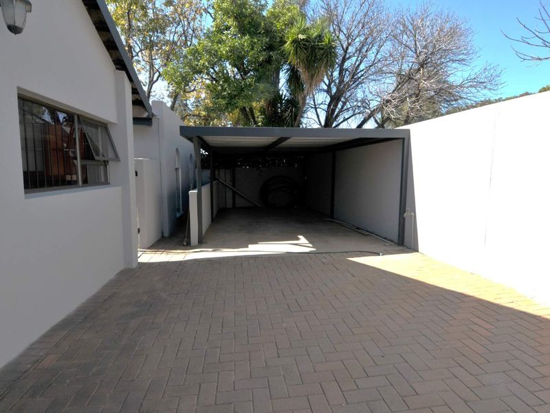 4 Bedroom House for Sale in Garsfontein - Photo 3