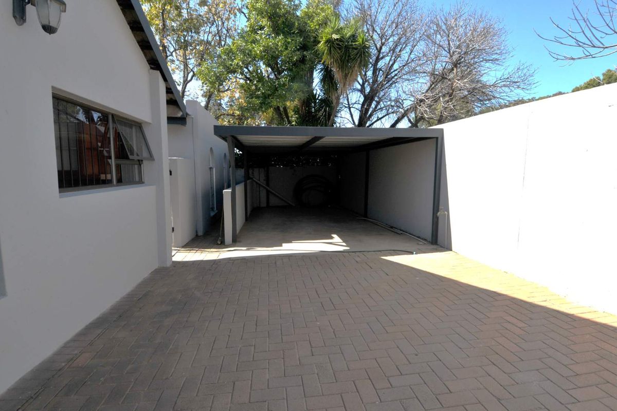 4 Bedroom House for Sale in Garsfontein - Photo 3
