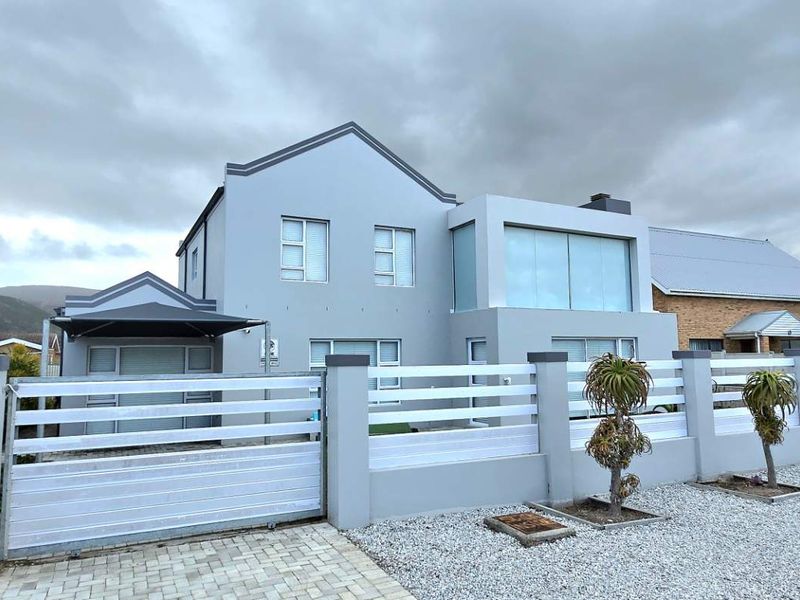 Spacious Coastal Home in Prime Franskraal Location! - Photo 2