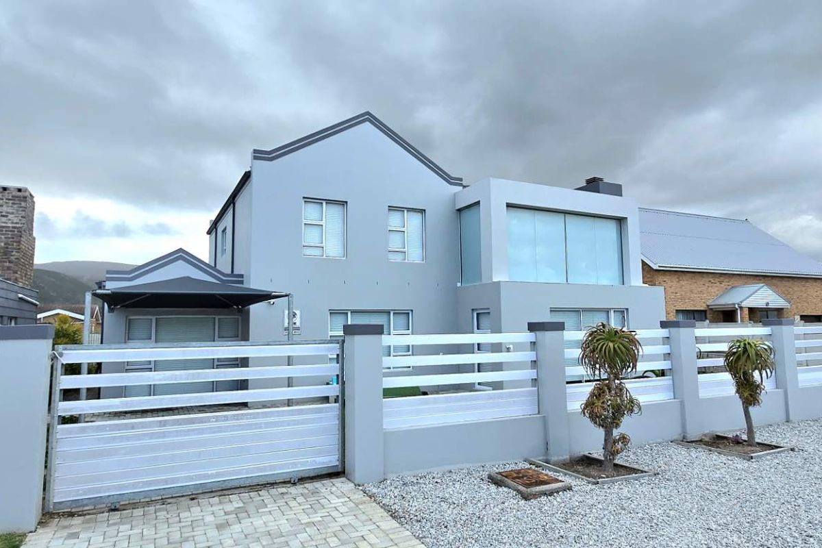Spacious Coastal Home in Prime Franskraal Location! - Photo 2