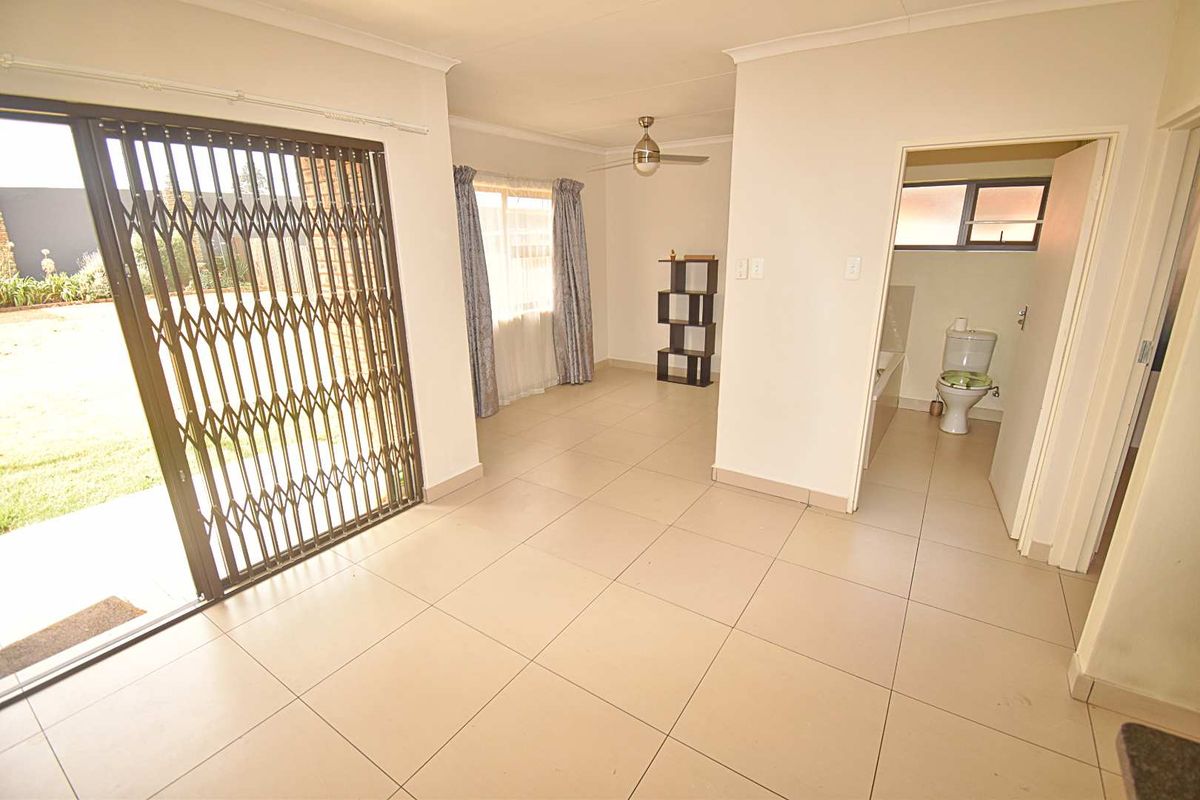 Pet-Friendly 3-Bedroom Simplex Townhouse - Photo 5