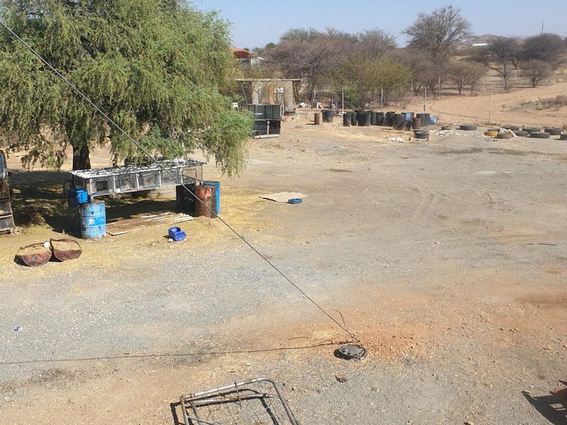 Medium Size Warehouse plus offices to let - Photo 10