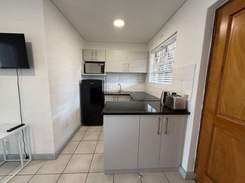 Semi-Furnished Two-Bedroom Rental Close to Stellenbosch University - Photo 4