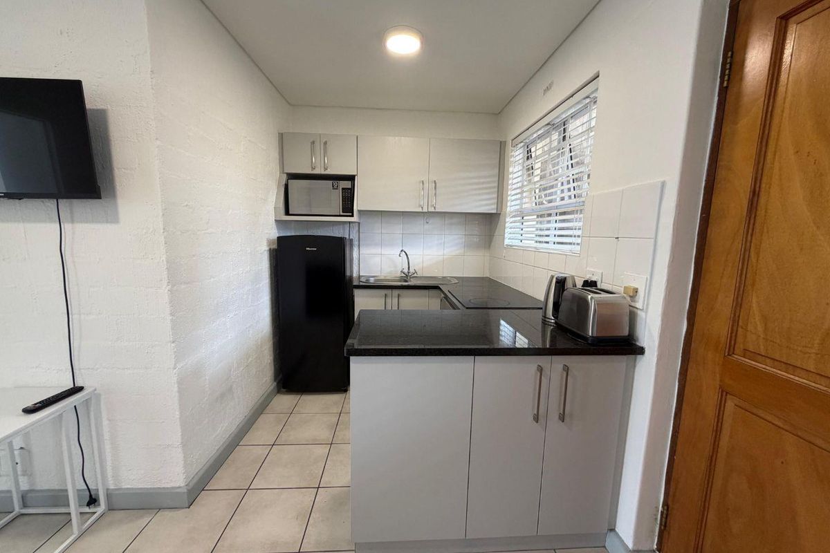 Semi-Furnished Two-Bedroom Rental Close to Stellenbosch University - Photo 4