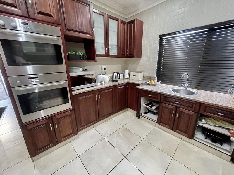 Hendra - Secure Family Living with Versatile Flatlet in Exclusive Somerset Park Cul-de-Sac - Photo 4