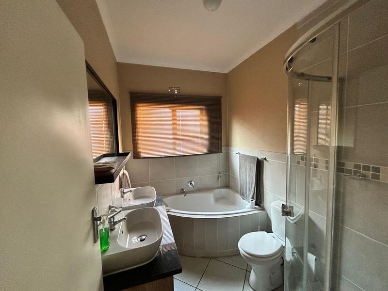 Charming 3-Bedroom Home with Luxurious Amenities - Photo 7