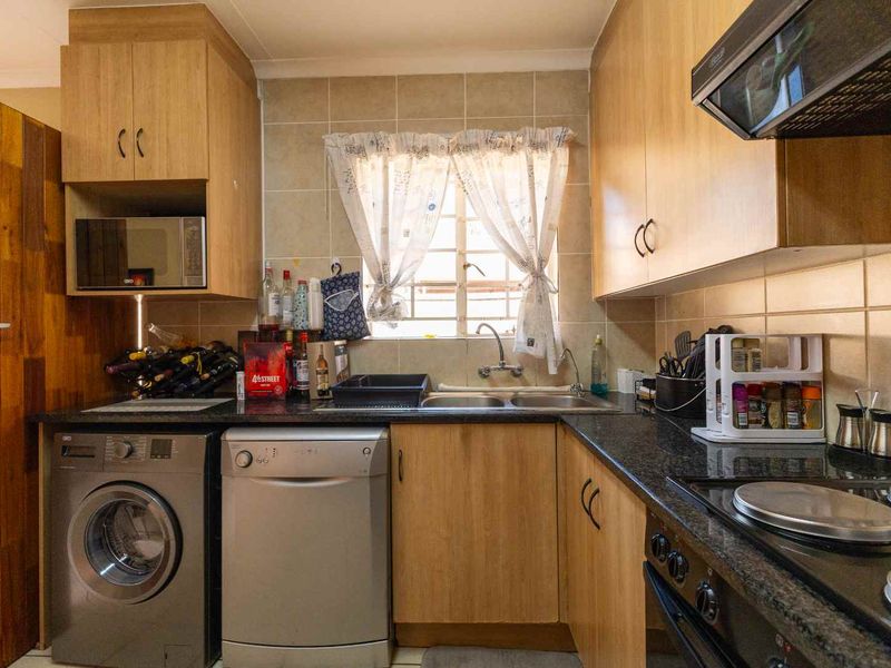 Beautiful 3-Bedroom Townhouse with a Stunning Garden - Photo 9