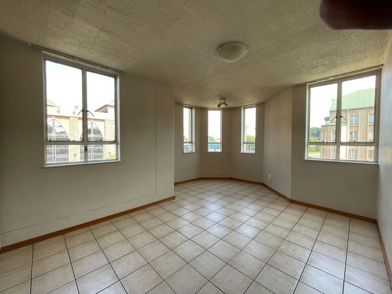 Charming Two-Bedroom Apartment *TO SHARE* Near the University - Photo 10