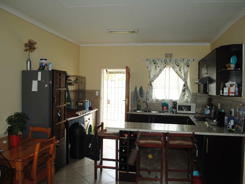 Contemporary Neat Complex – Ideal Lock-Up-and-Go Living - Photo 7