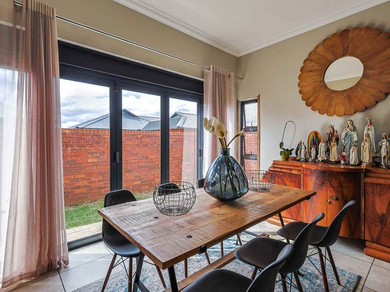 Sophisticated Single-Level Sanctuary: Eco-Friendly Luxury in an Exclusive 15-Unit Enclave - Photo 7