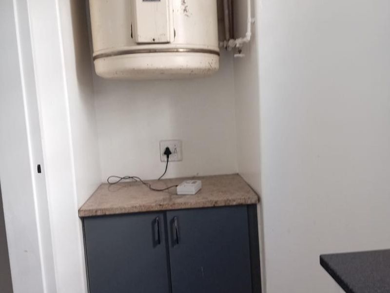BACHELOR FLAT TO RENT IN SUNNYSIDE - Photo 3