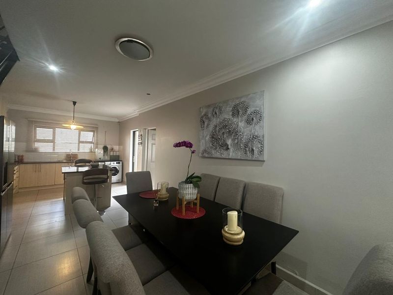 The Perfect Blend of Style and Comfort - Photo 6