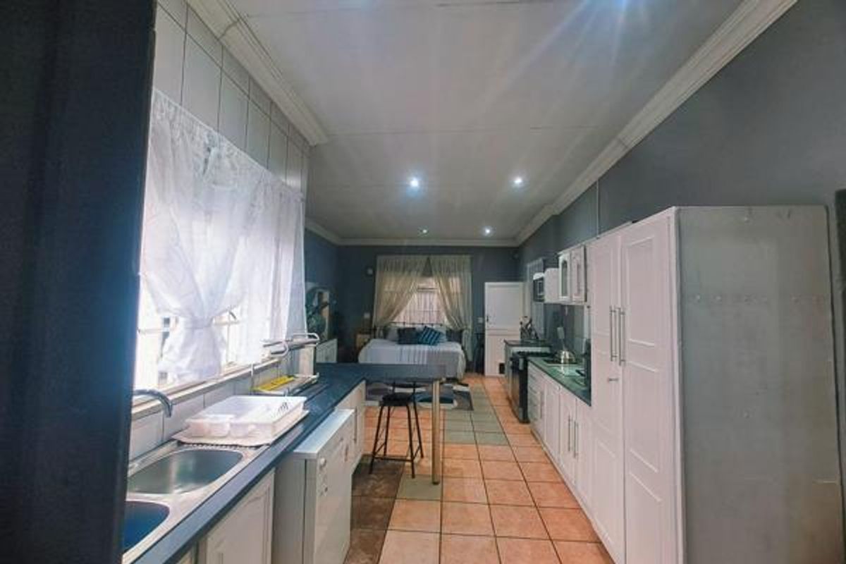 4 Spacious Bedroom House for Sale in Florentia - Photo 4