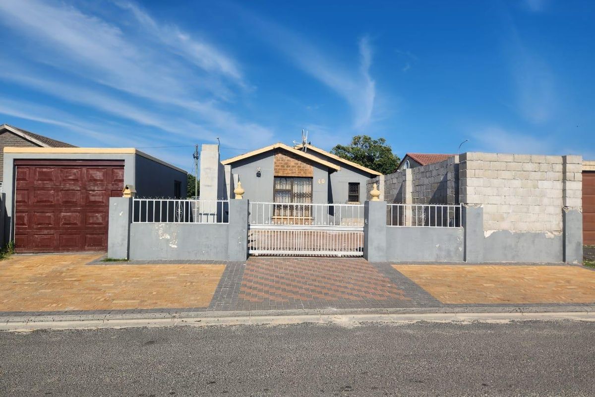 Spacious Home on Spine Road: Live & Work Possibilities! - Photo 2