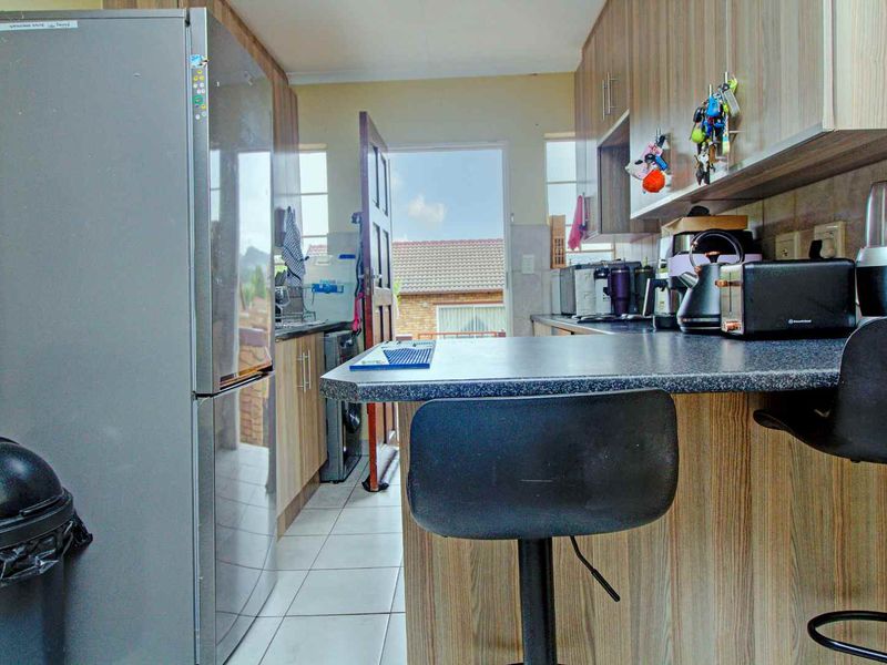 Perfect Lock-Up and Go Townhouse with Private Garden - Photo 4