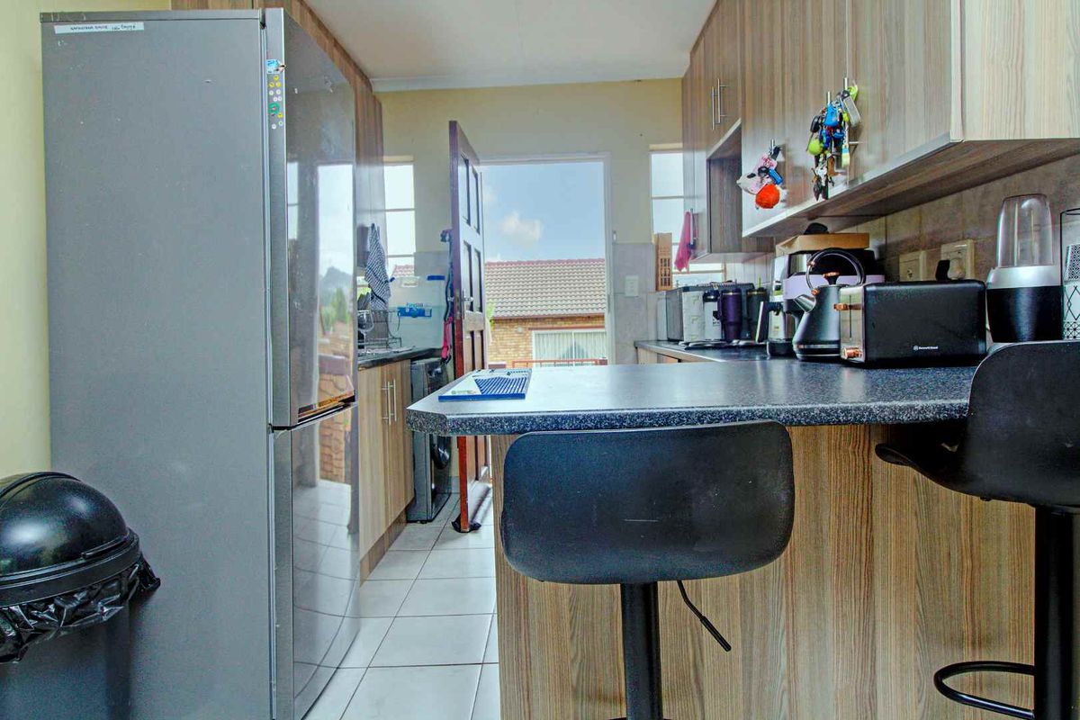 Perfect Lock-Up and Go Townhouse with Private Garden - Photo 4