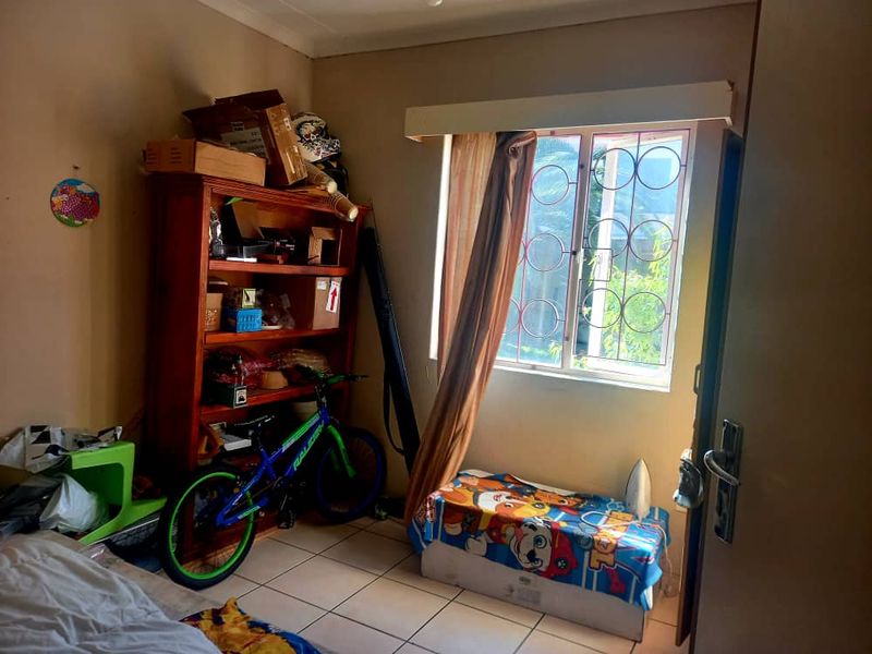 3 bedroom home with 2 single flats - Photo 8