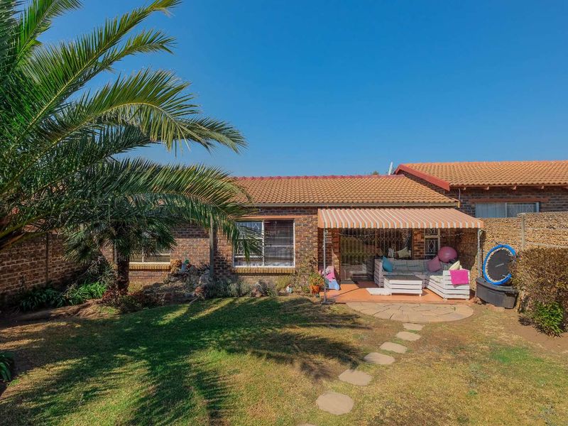 Lovely 3 Bedroom/2 Bathroom Simplex with Double Garage! - Photo 2