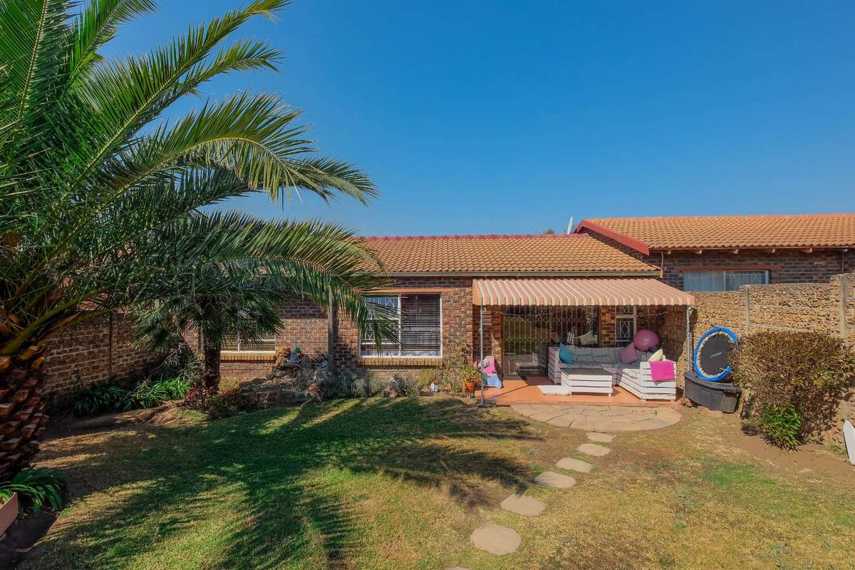 Lovely 3 Bedroom/2 Bathroom Simplex with Double Garage! - Photo 2