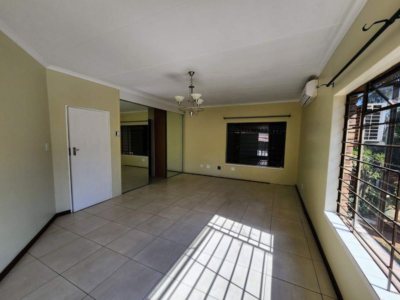 Space for the Whole Family: Prime Magalieskruin Property with Separate 2-Bed Flat - Photo 7