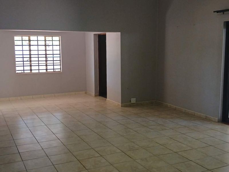 Spacious family home with flat in Tsumeb for sale below valuation - Photo 3