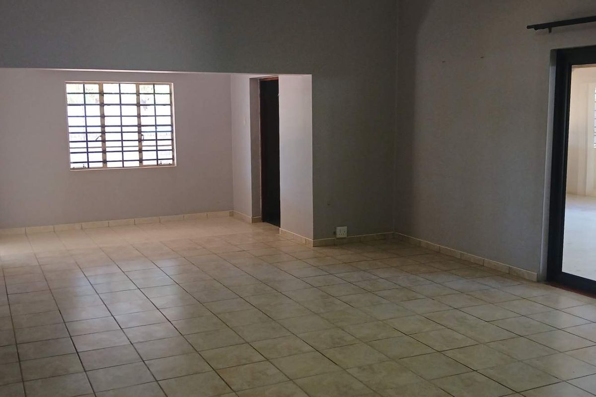 Spacious family home with flat in Tsumeb for sale below valuation - Photo 3