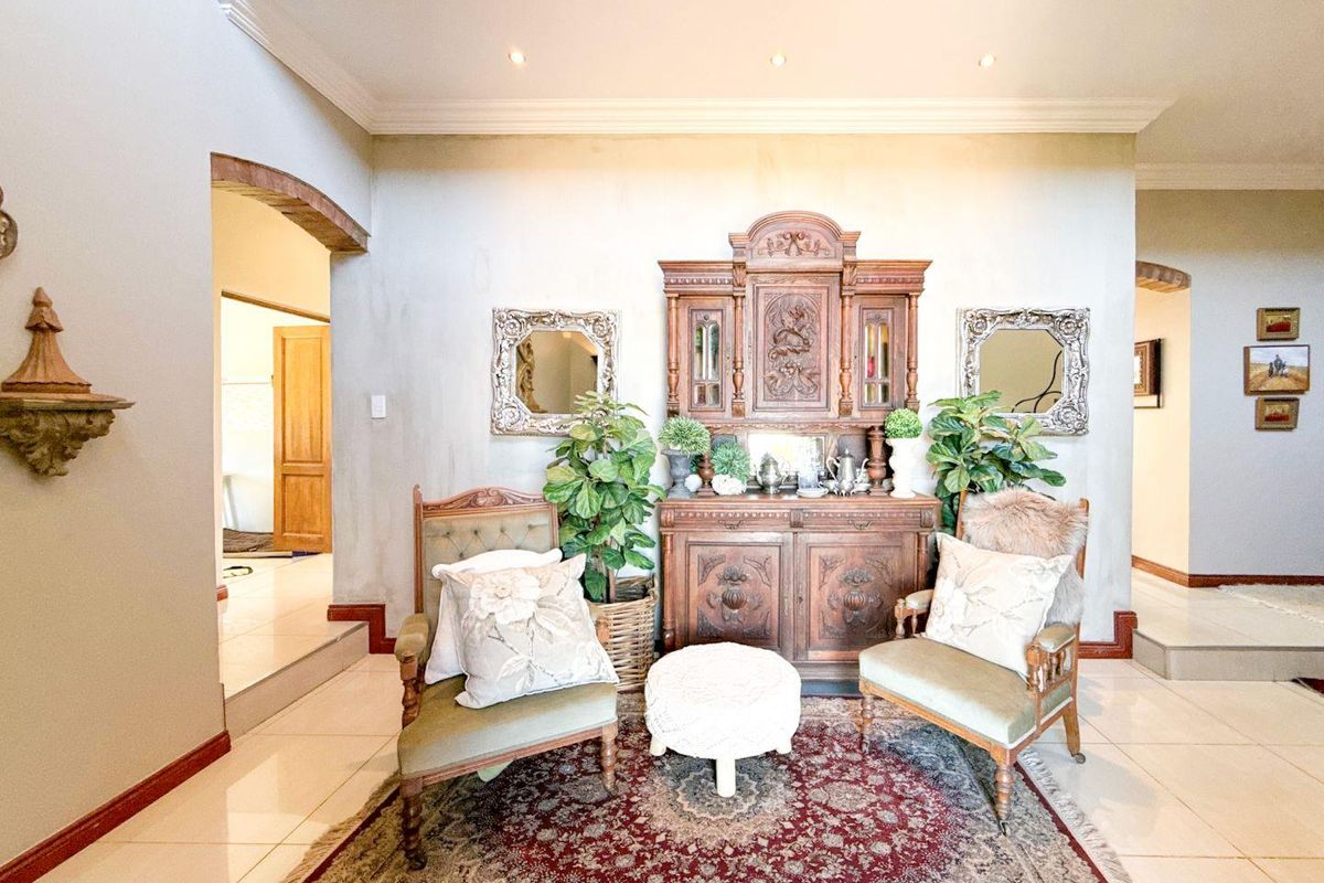 Stunning 5-Bedroom Family Home with Panoramic Views | Triple Garage | Solar | Waterkloof Golf Estate - Photo 4