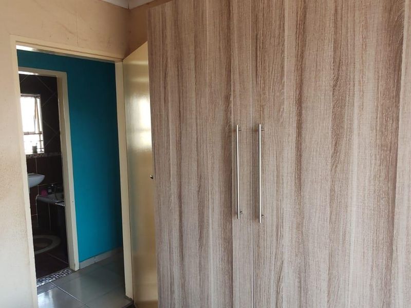 2 Bedroom House for sale - Photo 10