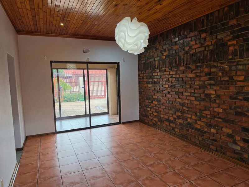 Family home with flatlet in Rhodesdene - Photo 3
