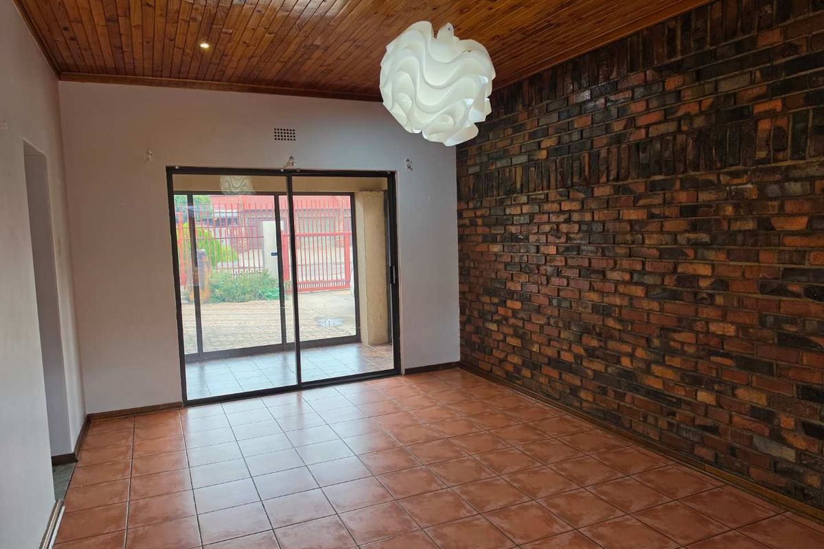 Family home with flatlet in Rhodesdene - Photo 3
