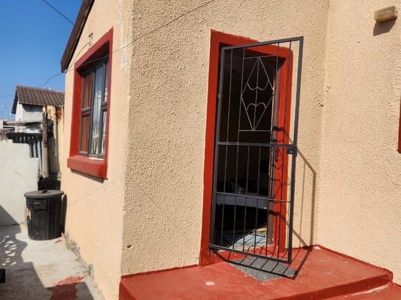 Charming Three-Bedroom Home for Sale in Site B, Khayelitsha - V Section - Photo 6