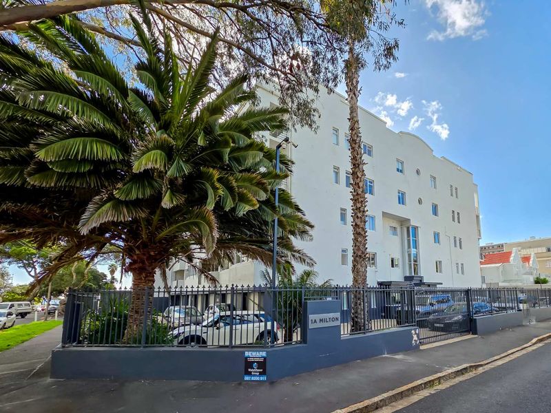 3 Bedroom Apartment with Parking, Steps from the Promenade - Photo 1