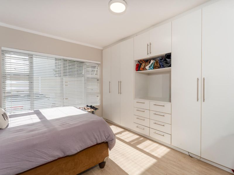 BRIGHT, SPACIOUS, MODERN AND CONVENIENT - Photo 9