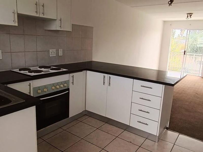 Quiet Clarendon Square Complex Klipkop Parow Valley - Photo 3