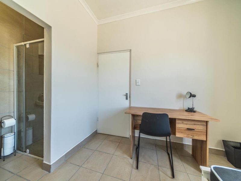 Furnished bedroom in four bedroom house - Photo 7