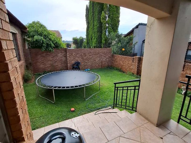 Stunning 3 Bedroom simplex - Photo 3