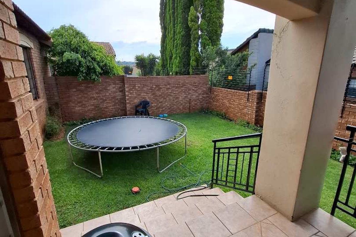 Stunning 3 Bedroom simplex - Photo 3