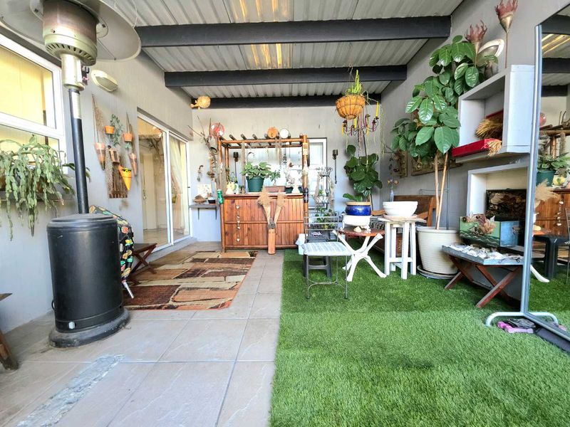 Stylish Family Living in the Heart of Parklands. - Photo 4