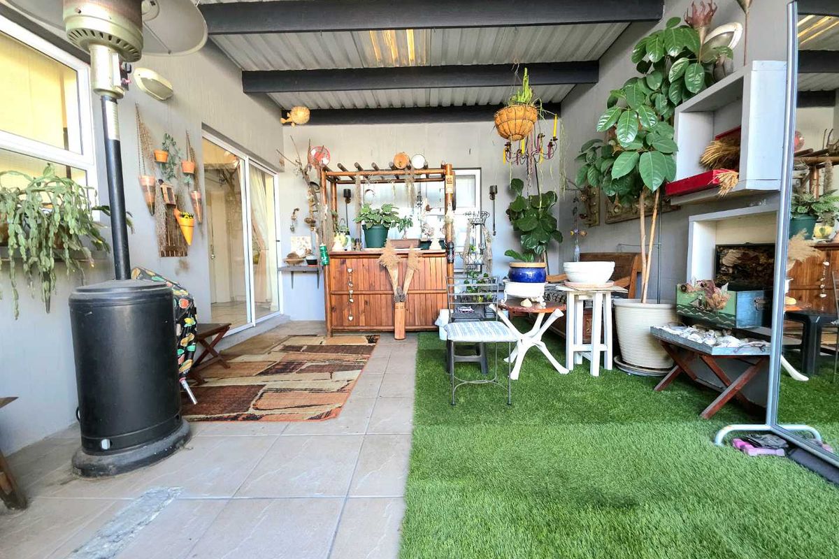 Stylish Family Living in the Heart of Parklands. - Photo 4