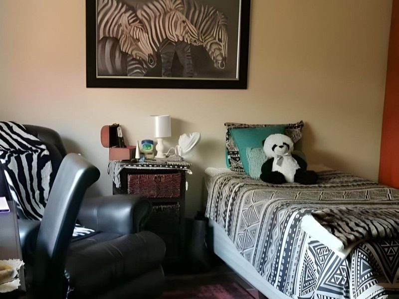 3 Bedroom Home to Rent – Centrally Located with Thatch Roof Charm - Photo 4