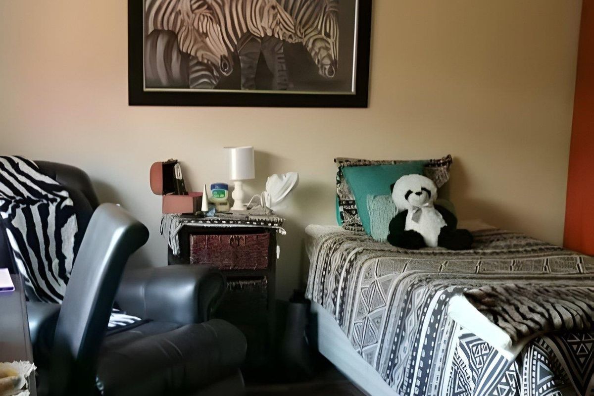 3 Bedroom Home to Rent – Centrally Located with Thatch Roof Charm - Photo 4