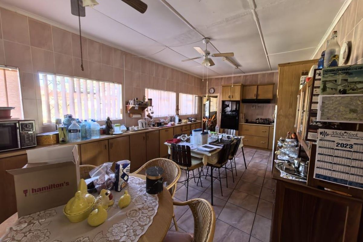 Spacious five bedroom home with flatlet, pool & off-grid features - Photo 5