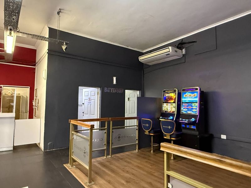 180m2 corner retail unit to let - Photo 8