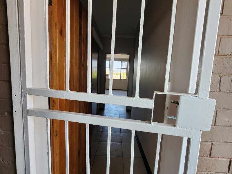 2.5 Bedroom Apartment To Rent in Jan Niemand Park, Pretoria - Photo 2